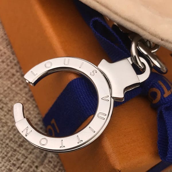 《大人気》ルイヴィトン キーホルダー LV イニシャル スーパーコピー M01192